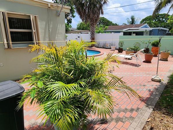 6670 Perry St, Hollywood FL 33024