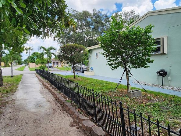 6670 Perry St, Hollywood FL 33024