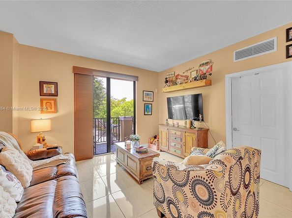 8440 SW 8th St 306A, Miami FL 33144