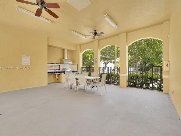 8440 SW 8th St 306A, Miami FL 33144