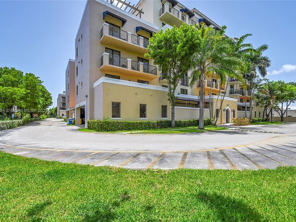 8440 SW 8th St 306A, Miami FL 33144