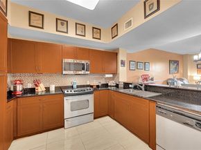 8440 SW 8th St 306A, Miami FL 33144