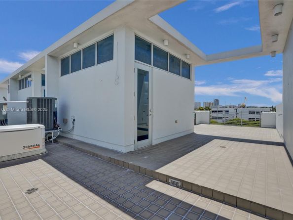 2725 NE 1st St, Pompano Beach FL 33062