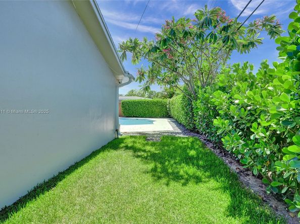 2031 NE 62nd St, Fort Lauderdale FL 33308
