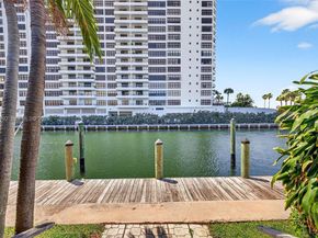 2619 S Parkview Dr, Hallandale Beach FL 33009
