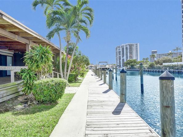 2619 S Parkview Dr, Hallandale Beach FL 33009