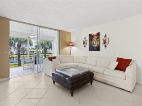 24 Abbey Ln 201, Delray Beach FL 33446