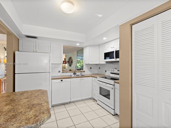 24 Abbey Ln 201, Delray Beach FL 33446