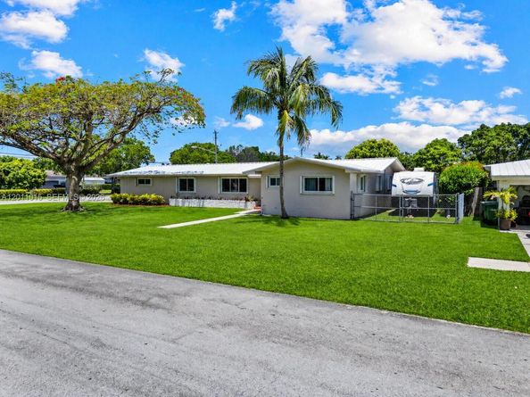 81 NW 18th St, Homestead FL 33030