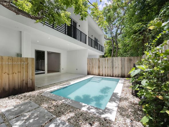 3162 Plaza St, Coconut Grove FL 33133