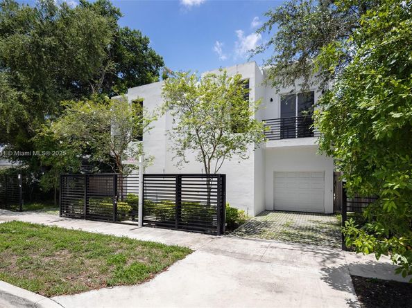 3162 Plaza St, Coconut Grove FL 33133