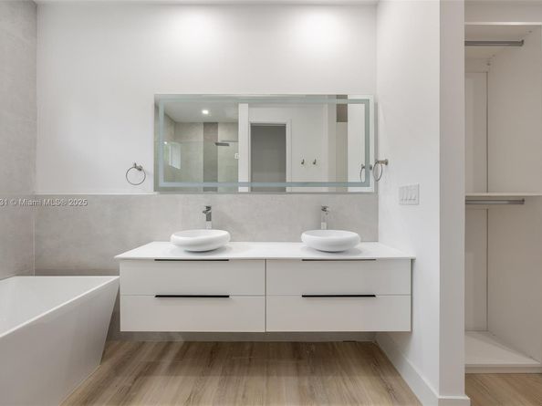 3162 Plaza St, Coconut Grove FL 33133