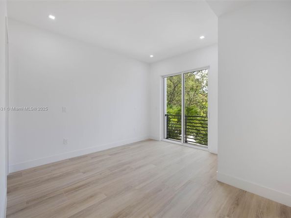 3162 Plaza St, Coconut Grove FL 33133