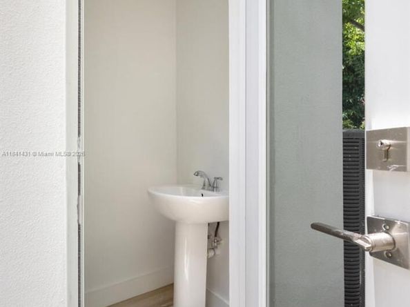 3162 Plaza St, Coconut Grove FL 33133