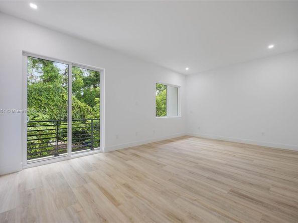 3162 Plaza St, Coconut Grove FL 33133