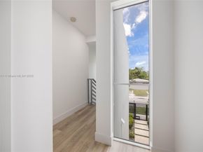3162 Plaza St, Coconut Grove FL 33133