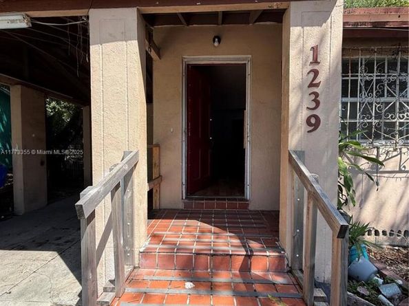 1239 NW 31st St, Miami FL 33142
