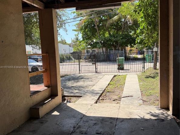 1239 NW 31st St, Miami FL 33142