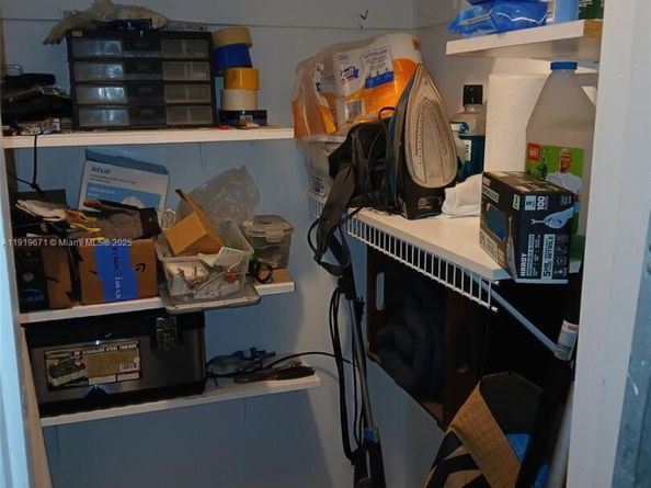 1000 SW 10th Ter 17P, Hallandale Beach FL 33009