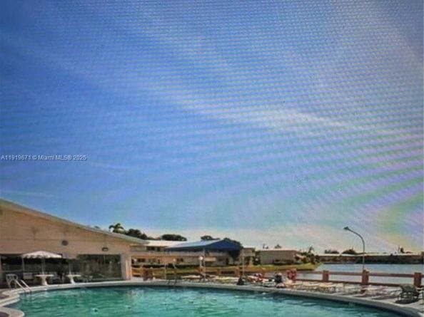 1000 SW 10th Ter 17P, Hallandale Beach FL 33009