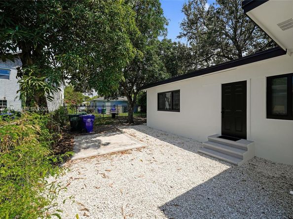 1321 NW 44th St, Miami FL 33142