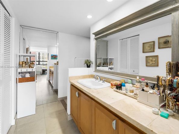 1450 Brickell Bay Dr 812, Miami FL 33131