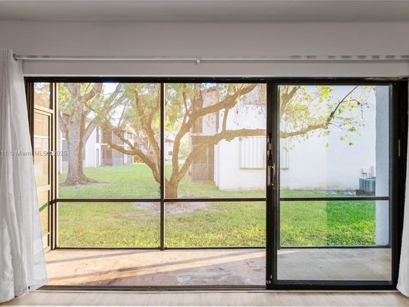 212 W Laurel Dr 1303, Margate FL 33063