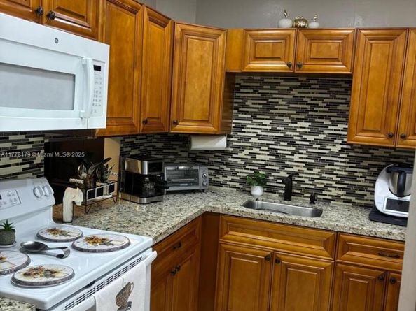 151 Berkley Rd 206, Hollywood FL 33024
