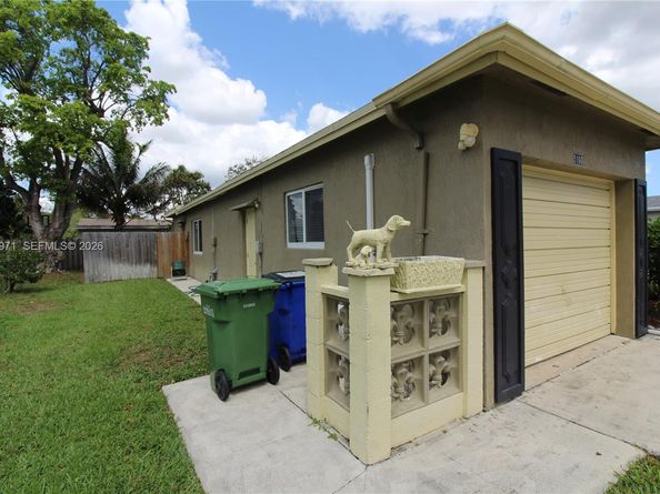 5160 SW 8th St, Margate FL 33068