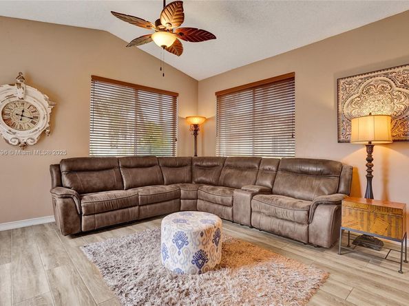 15825 SW 11th St, Pembroke Pines FL 33027