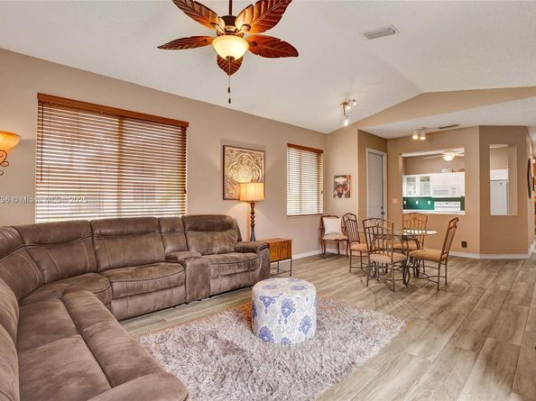 15825 SW 11th St, Pembroke Pines FL 33027