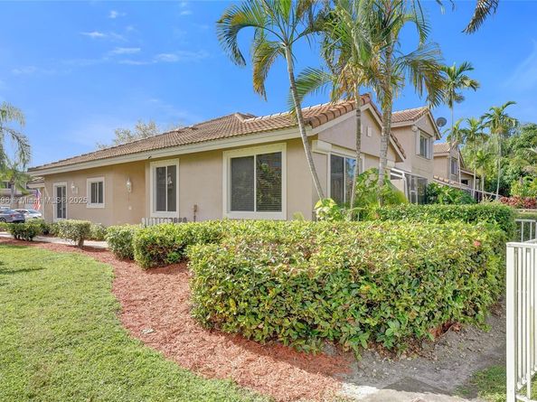 15825 SW 11th St, Pembroke Pines FL 33027