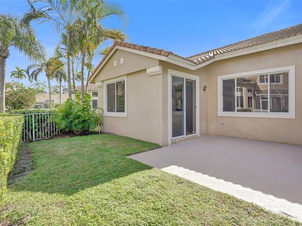 15825 SW 11th St, Pembroke Pines FL 33027