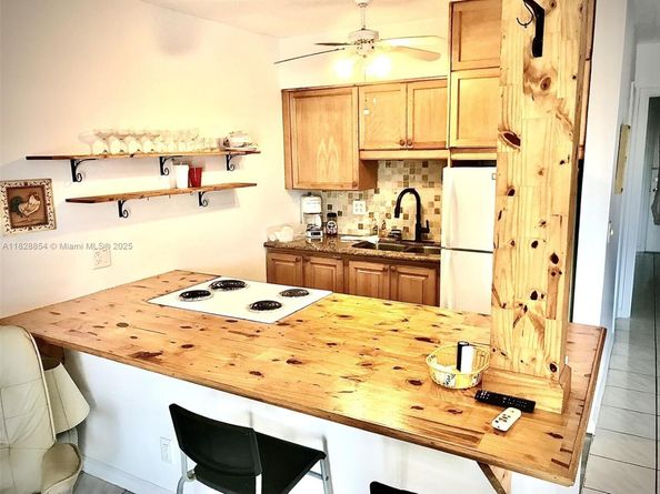 820 SW 11th Ave 16B, Hallandale Beach FL 33009