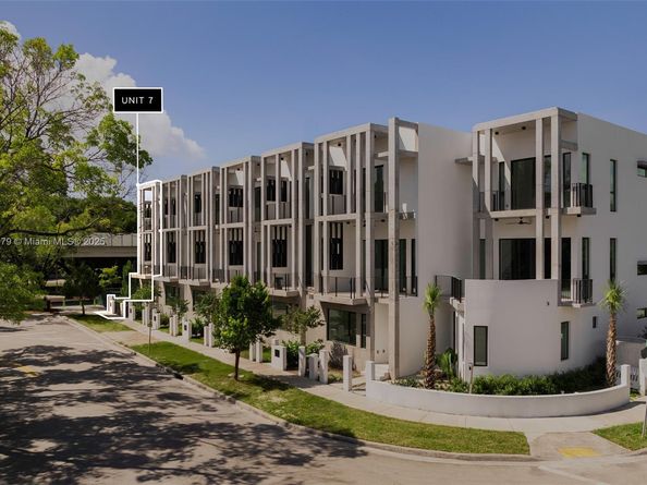84 SW 28th Rd 7, Miami FL 33129