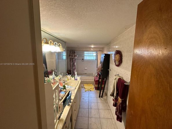 911 NW 30th Pl, Miami FL 33125