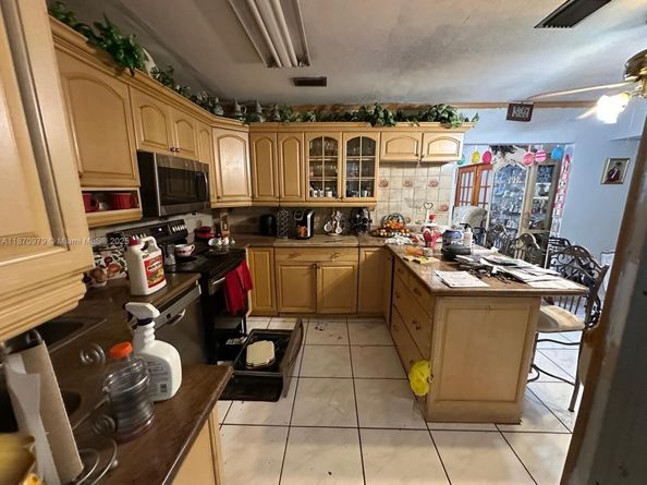911 NW 30th Pl, Miami FL 33125