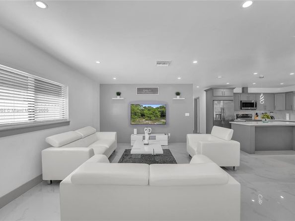 2221 Charleston St, Hollywood FL 33020