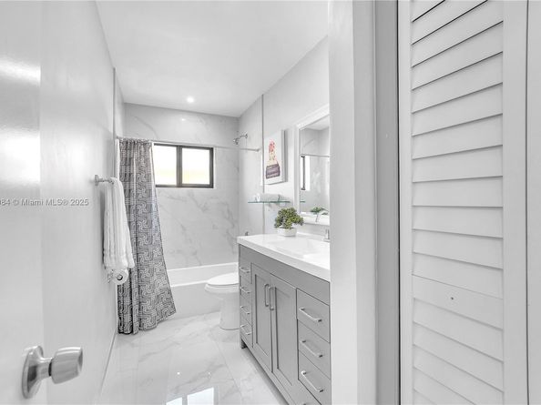 2221 Charleston St, Hollywood FL 33020