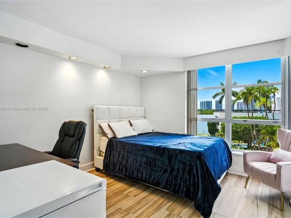 3600 Mystic Pointe Dr 305, Aventura FL 33180