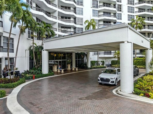 3600 Mystic Pointe Dr 305, Aventura FL 33180