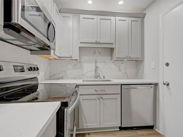 3020 NE 16th Ave 306, Oakland Park FL 33334