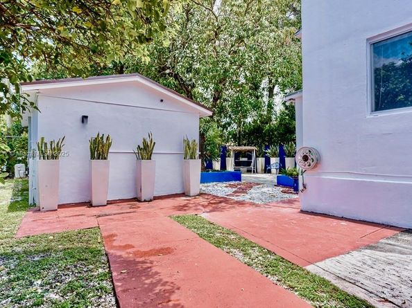 126 NW 33rd St, Miami FL 33127