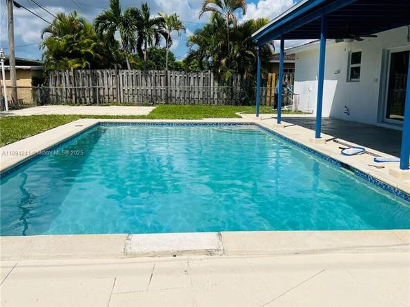 8700 SW 42nd Ter, Miami FL 33165