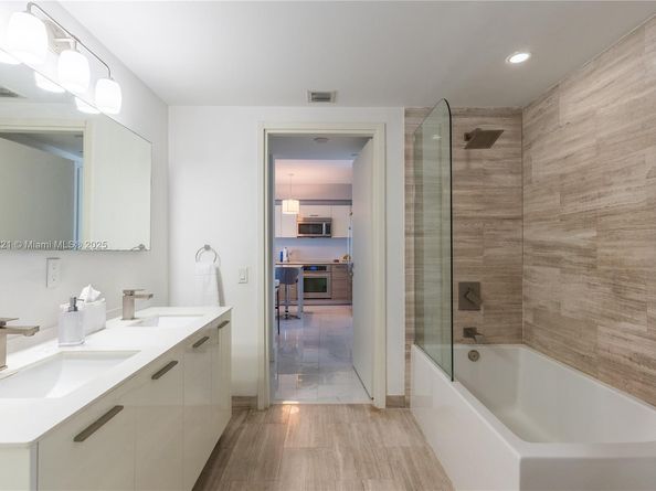 1300 Brickell Bay Dr 808, Miami FL 33131