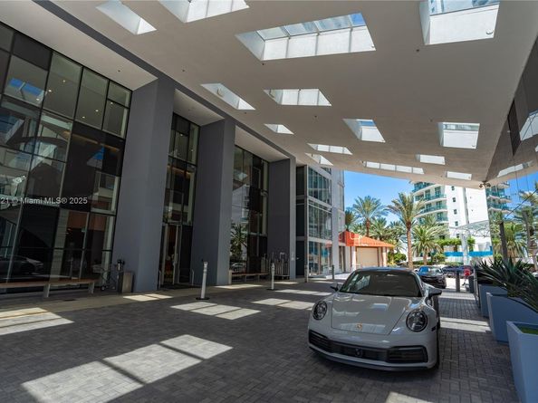 1300 Brickell Bay Dr 808, Miami FL 33131