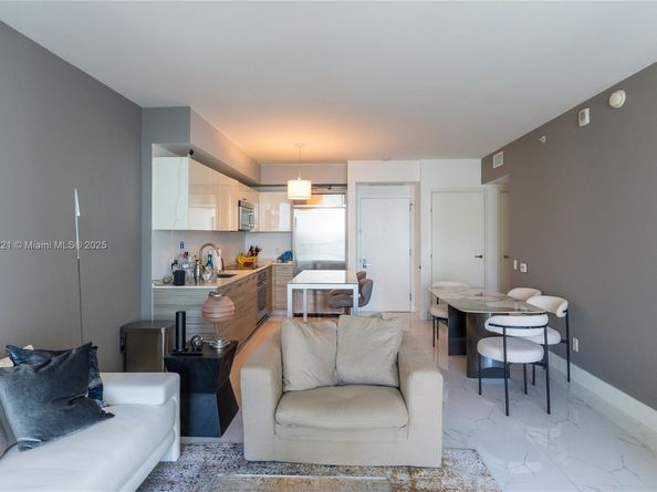 1300 Brickell Bay Dr 808, Miami FL 33131