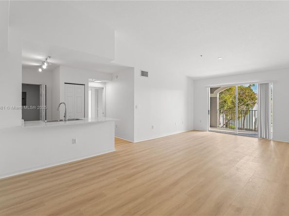 6821 SW 44th St 203, Miami FL 33155