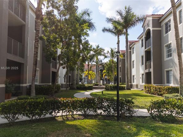 6821 SW 44th St 203, Miami FL 33155