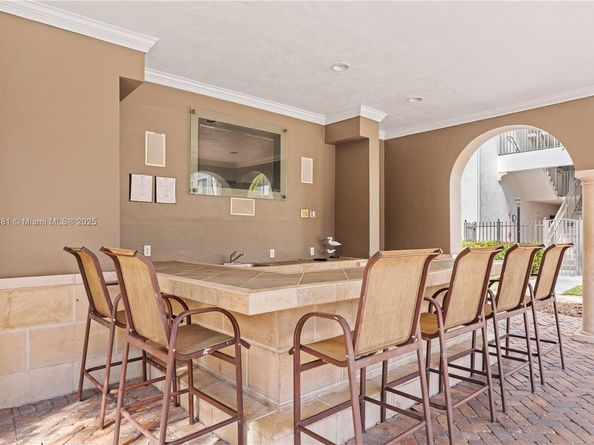 6821 SW 44th St 203, Miami FL 33155